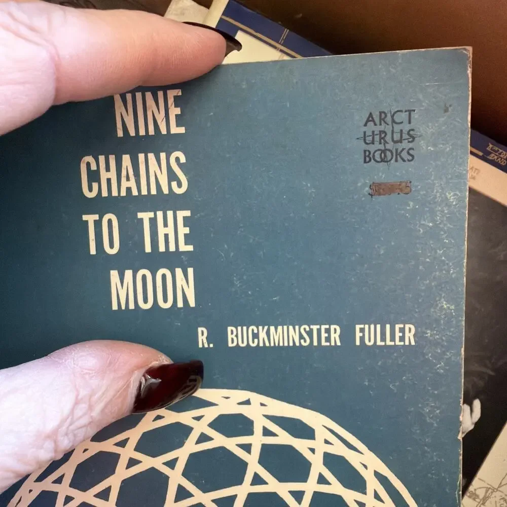 Nine Chains to the Moon‎